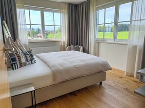 4 chambres, bureau, fer et planche à repasser, lit de bébé portatif