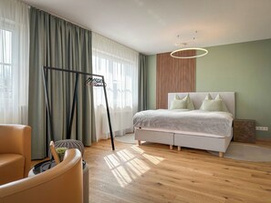 4 bedrooms, desk, iron/ironing board, travel cot - GLÜCKSMOMENT" maisonette apartment: Harmonious refuge for creative time out (Kraiham)