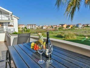 Comfort villa, kilátással a medencére | Kilátás az erkélyről