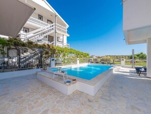 Szabadtéri medence, napernyők és napozóágyak