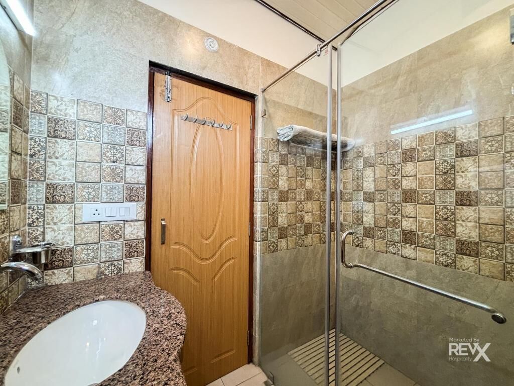 Executive Double Room | Bathroom | Shower, bidet, towels, soap