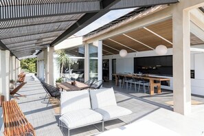 Outdoor dining - Contemporary Villa rental for 10 people near St Tropez, (Ramatuelle)