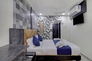 Deluxe Room | Desk, laptop workspace, soundproofing, free WiFi - Parle Inn Hotel (Mumbai)