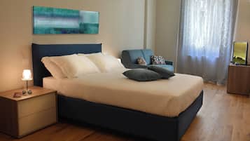 1 habitación, cubrecamas y espacio para trabajar con laptop