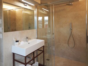 Executive Apartment | Bathroom | Shower, free toiletries, hair dryer, bathrobes