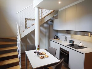 Refrigerador con freezer, horno, lavavajillas, cafetera expreso