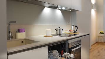 Refrigerador con freezer, horno, lavavajillas, cafetera expreso