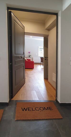 Superior-Apartment, Stadtblick | Wohnbereich | 35-Zoll-Smart-TV mit Digitalempfang