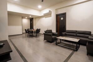 TWO BHK APARTMENT WITH BALCONY | Vardagsrum | 32-tums platt-tv med digitalkanaler