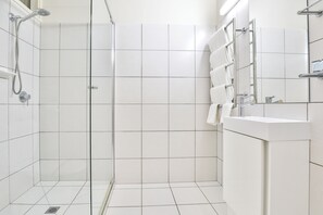 تجهيزات دش، مناشف، صابون، شامبو
