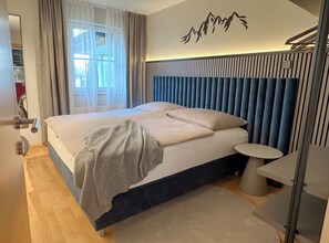 5 habitaciones, escritorio y tabla de planchar con plancha 