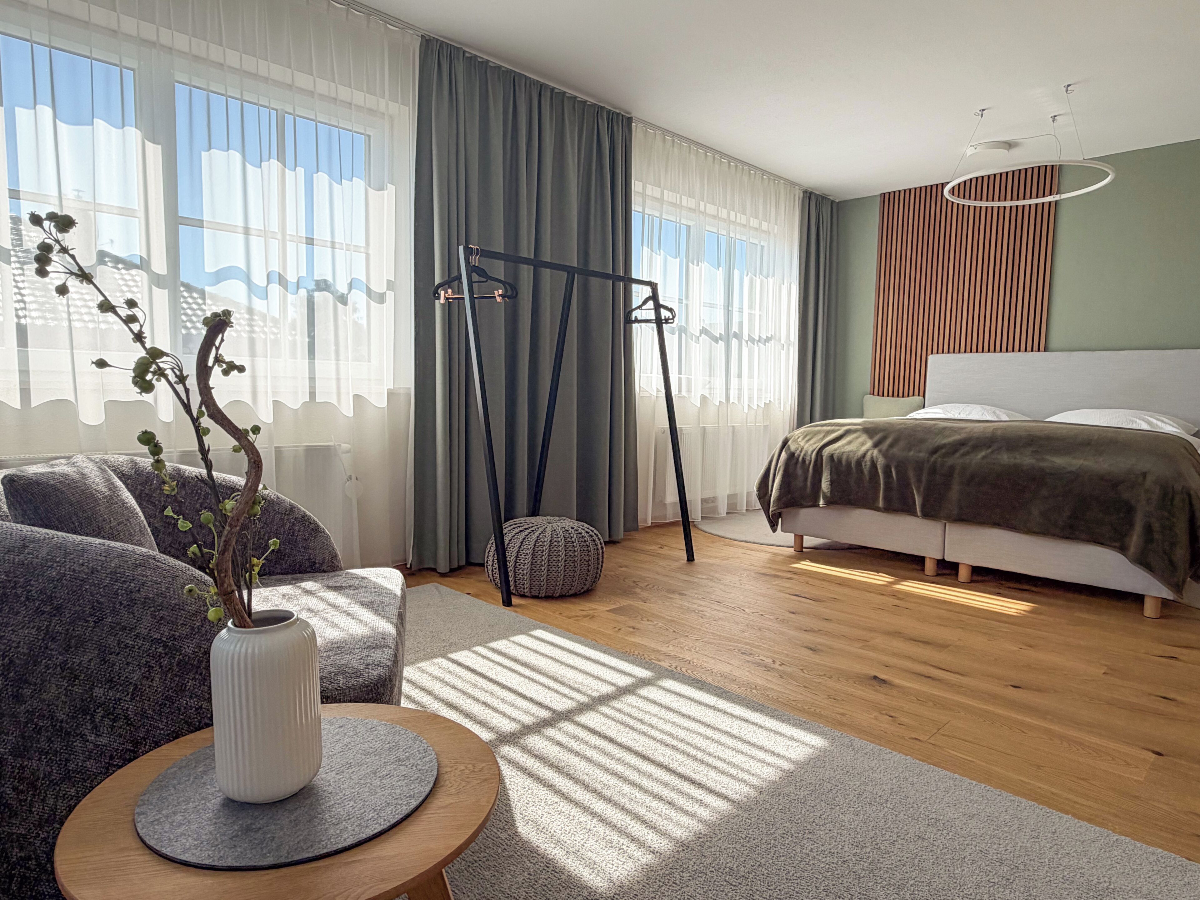 5 Schlafzimmer, Schreibtisch, Bügeleisen/Bügelbrett, Reisekinderbett