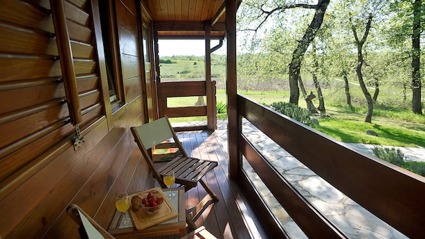 A wooden deck with a table set for breakfast, overlooking a green landscape. - Casa Robinson Nature Wifi Istria Croazia (Vizinada)