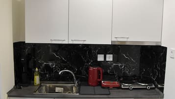 Comfort Double or Twin Room | Private kitchen | Mini-fridge, stovetop, cookware/dishes/utensils