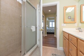 Towels - Beautiful top floor Ocean Block  3 BD/ 2 Bath with roof top outdoor pool. Center of Ocean City steps to the Convention Center where all fun activities are hosted. Linens/ Towels included. Vacation at the Shore with Shoreline Properties (Ocean City)