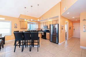 Refrigerador, microondas, placa de cocina, lavavajillas