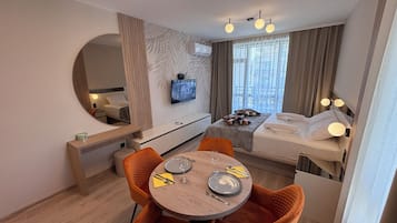 Een strijkplank/strijkijzer, gratis wifi, beddengoed