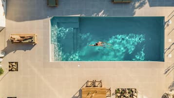 Utendørsbasseng, bassengparasoller og solsenger