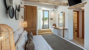 A bedroom with a bed, bedside table, and a large mirror. - Villa Froudi (Kissamos)