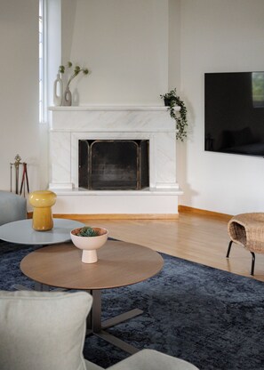 Villa, vista al jardín | Sala de estar | Smart TV de 42 pulgadas con canales vía satélite y chimenea 