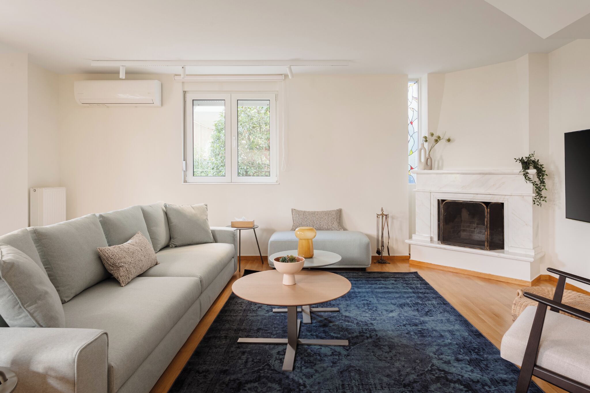 Stórt einbýlishús - útsýni yfir garð | Stofa | 42-tommu snjallsjónvarp með gervihnattarásum, arinn.