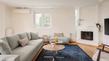 Villa - udsigt til have | Opholdsområde | 42-tommers smart-tv med satellitkanaler, pejs