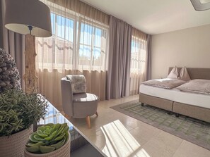 9 slaapkamers, een bureau, een strijkplank/strijkijzer, reisbedje