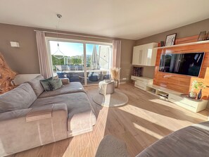 Fernseher, Kamin, Tischfußball