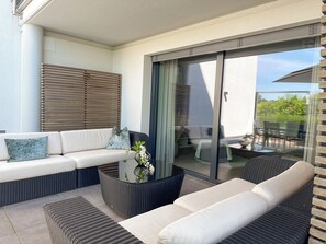 Terrace/patio - Villa Seekirchen: Exclusive living with private pool and garden for families (Seekirchen am Wallersee)