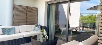 Villa Seekirchen: Exclusive living with private pool and garden for families