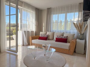 TV, fireplace, table football - Villa Seekirchen: Exclusive living with private pool and garden for families (Seekirchen am Wallersee)