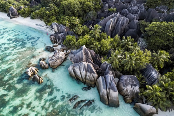 Di pantai, pasir putih, berkayak, dan mendayung