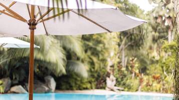 Een buitenzwembad en redders ter plaatse