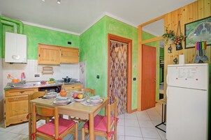 Apartamento família, vários quartos (Holiday Sun Puegnago | Terrace & Pool) | Cozinha privada | Geladeira, micro-ondas, cooktop, torradeira