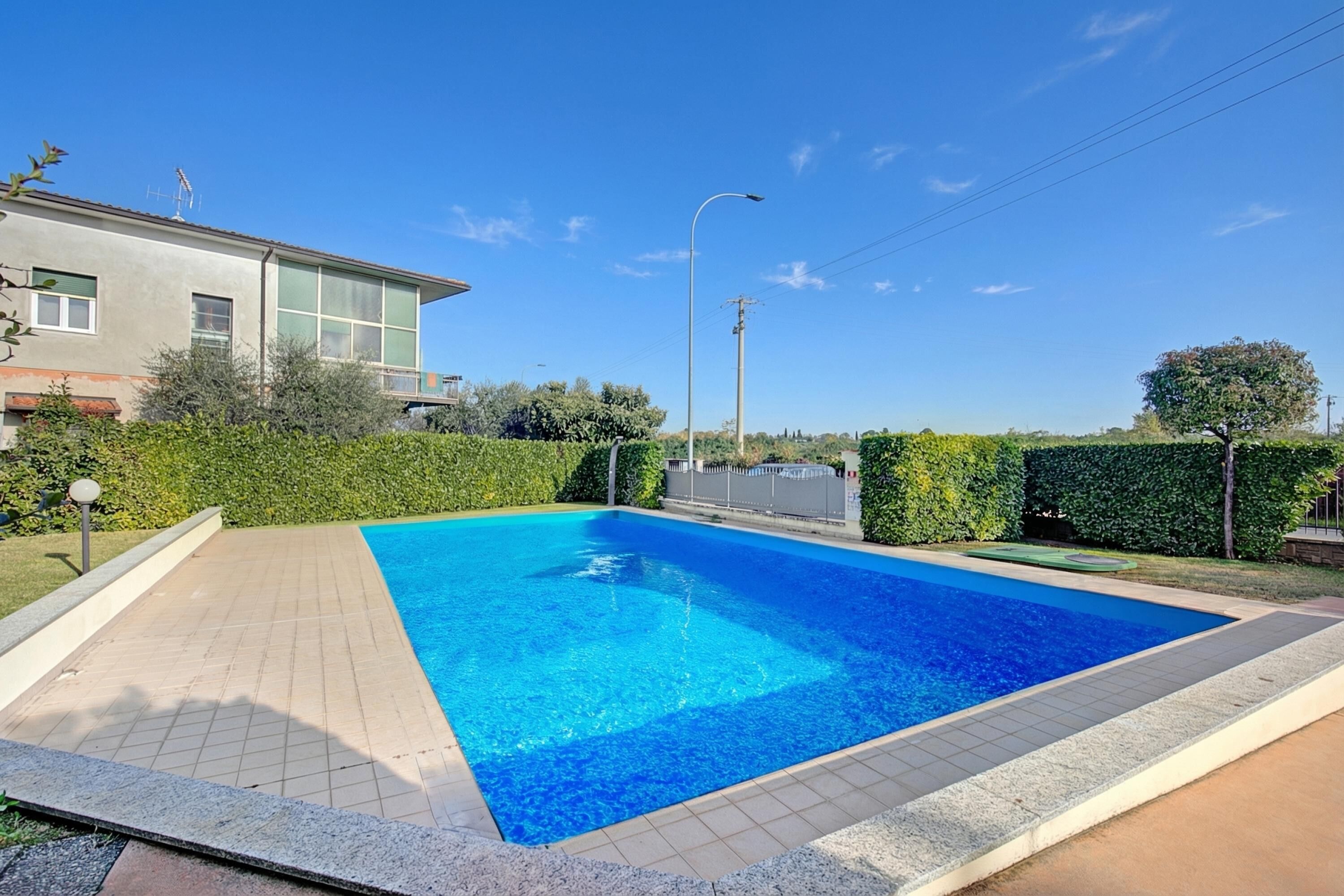 สระว่ายน้ำกลางแจ้งเปิดตามฤดูกาล