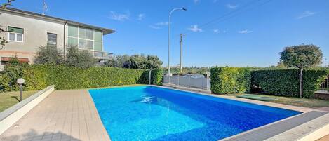 สระว่ายน้ำกลางแจ้งเปิดตามฤดูกาล