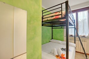 Family Apartment, Multiple Bedrooms (Holiday Sun Puegnago | Terrace & Pool) | 1 bedroom, free WiFi, bed sheets - Holiday Sun Puegnago Terrace & Pool (Puegnago del Garda)