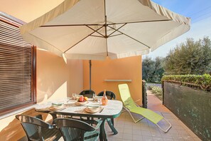 Outdoor dining - Holiday Sun Terrace Private & Shared Pool (Puegnago del Garda)