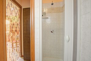 Family Apartment, Multiple Bedrooms (Holiday Sun Puegnago | Terrace & Pool) | Bathroom