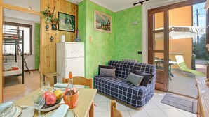 Familjelägenhet - 1 sovrum - mikrovågsugn (Holiday Sun Puegnago | Terrace & Pool) | Vardagsrum