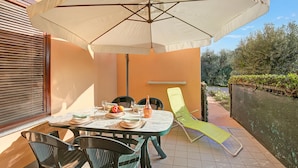 Familjelägenhet - 1 sovrum - mikrovågsugn (Holiday Sun Puegnago | Terrace & Pool) | Restaurang utomhus