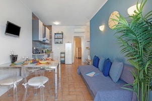 Appartement Standard, 1 chambre, balcon, au bord du lac (Maderno Sweet Home) | Aire de séjour | Téléviseur à écran plat