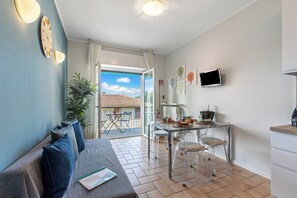 Standard-huoneisto, useita makuuhuoneita, järven rannalla (Maderno Sweet Home) | Ruokailu