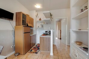 Standard Apartment, Multiple Bedrooms, Lakeside (Maderno Sweet Home) | Private kitchen | Fridge, microwave, stovetop, coffee/tea maker