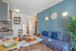 Appartement Standard, plusieurs chambres, au bord du lac (Maderno Sweet Home) | Aire de séjour | Téléviseur à écran plat de 21 po avec télévision par câble, téléviseur