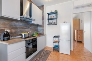Departamento estándar, varias habitaciones, junto al lago (Maderno Sweet Home) | Cocina privada | Refrigerador, microondas, parrilla de estufa y cafetera y tetera