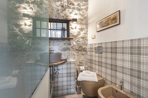 Standard Apartment, 1 Bedroom, 2 Bathrooms (Sole Priscilla House - Terrace &) | Bilik Mandi | Pancuran mandi, bidet, tuala disediakan, sabun 