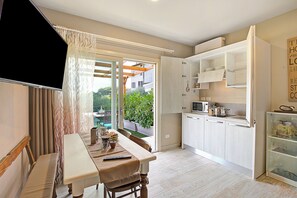 Appartement Standard, plusieurs chambres (Caffè Priscilla House parking &) | Cuisine privée | Réfrigérateur, surface de cuisson, grille-pain, vaisselle et ustensiles