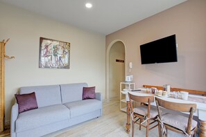 Standard Apartment, Multiple Bedrooms (Caffè Priscilla House parking &) | Living area | 21-inch Smart TV with cable channels - Sole Priscilla House- Terrace & parking (Salò)