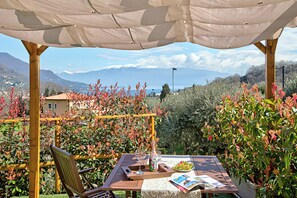 Standard Apartment, Multiple Bedrooms (Caffè Priscilla House parking &) | Outdoor dining